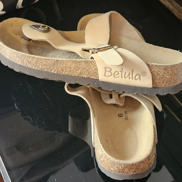 Elegant Beige Leather Sandals - Picture 2 of 3